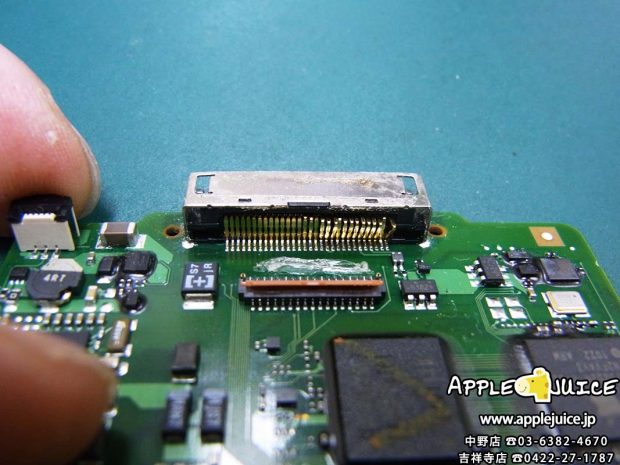 iPodClassic ドックコネクター 修理前 内部から見るとピンが何本も取れかかっています