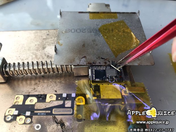 iPhone6の基板のタッチICチップを交換しているところ
