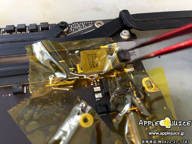 MacBook Airの基板上のコンデンサを交換している
