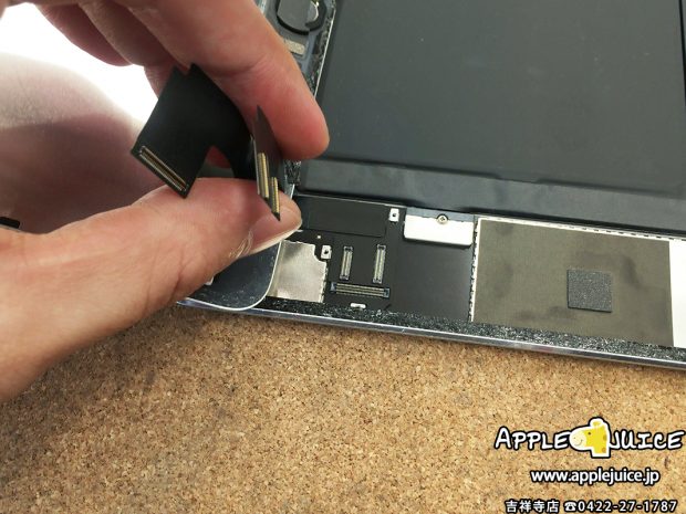 iPad Air 2の液晶と基板のコネクタを写したところ