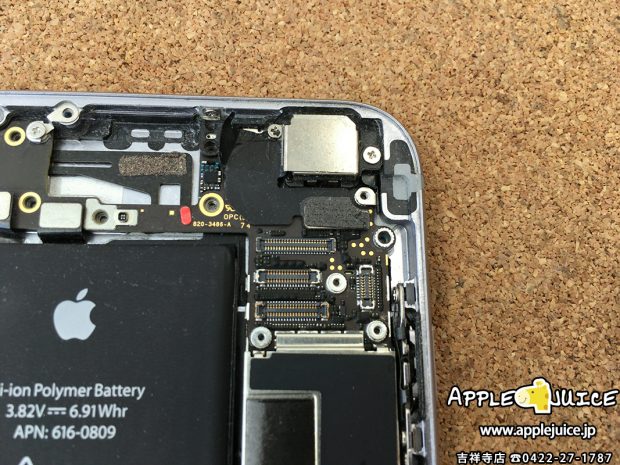 水没シールが赤くなっているiPhone6の基板