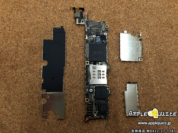 iPhone5の基板からシールドを取り外したところ