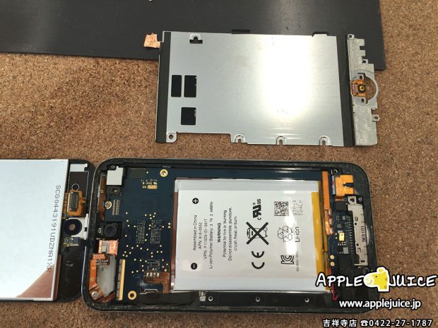 iPod touch 4を分解しているところ