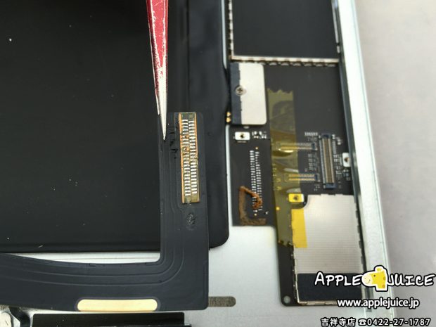 iPad Air 2のdockコネクタを基板から外したところ