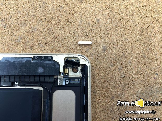 電源ボタンを修理しているiPad Air 2